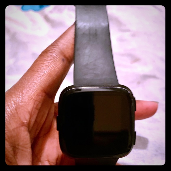 Fitbit Versa - Picture 1 of 8